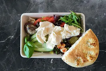 66. Salata mista con mozzarella