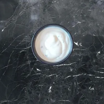 Et bæger med creme fraiche dressing