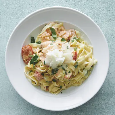85. Fettuccine Salmone