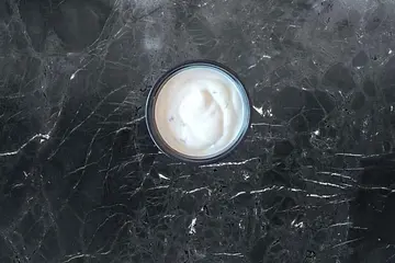 Et bæger med creme fraiche dressing