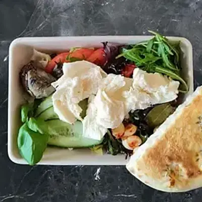 66. Salata mista con mozzarella