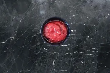 Et bæger med chilisauce