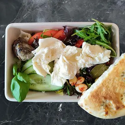 66. Salata mista con mozzarella